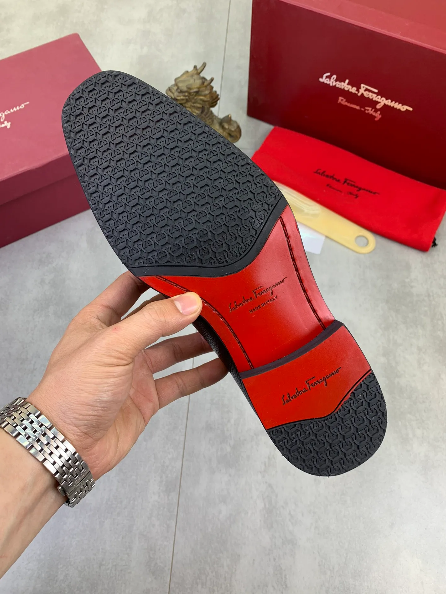Men's Men's Shoes 💰P460💰[New Style] Water-dyed Niuli 🆘[Salvatore Ferragamo] Ferragamo's latest casual business leather shoes for men! Available at counters simultaneously! The fabric is made of specially imported original pebbled calfskin, and the lining is made of imported water-dyed cowhide. It is absolutely luxurious and leads the fashion trend. Matching code: 38-47 black and brown optional